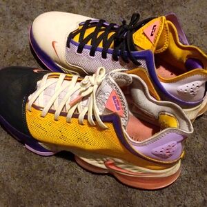 Nike Lebron XIX Low "Mismatch"